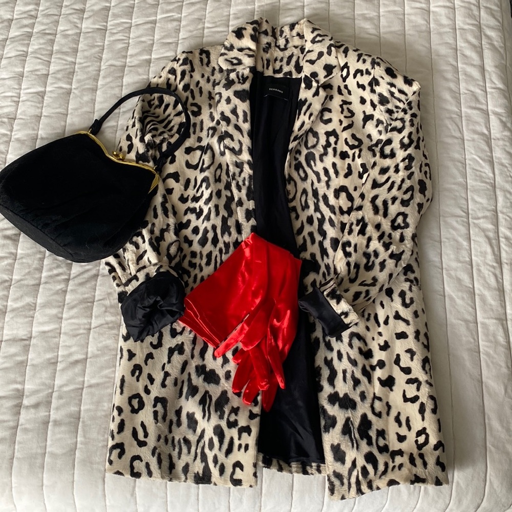 Cruella de Vil costume: animal print jacket, red gloves & black vintage handbag